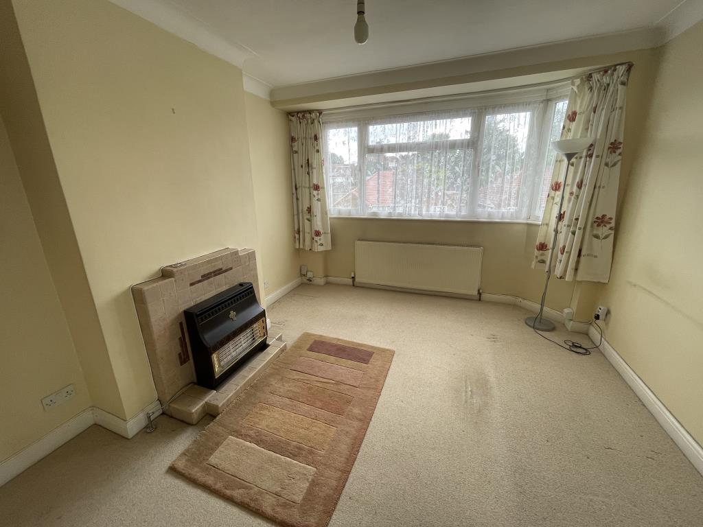 Lot: 94 - FIRST FLOOR MAISONETTE WITH GARDEN AND DERELICT GARAGE - Inside image of living room taken from the back wall